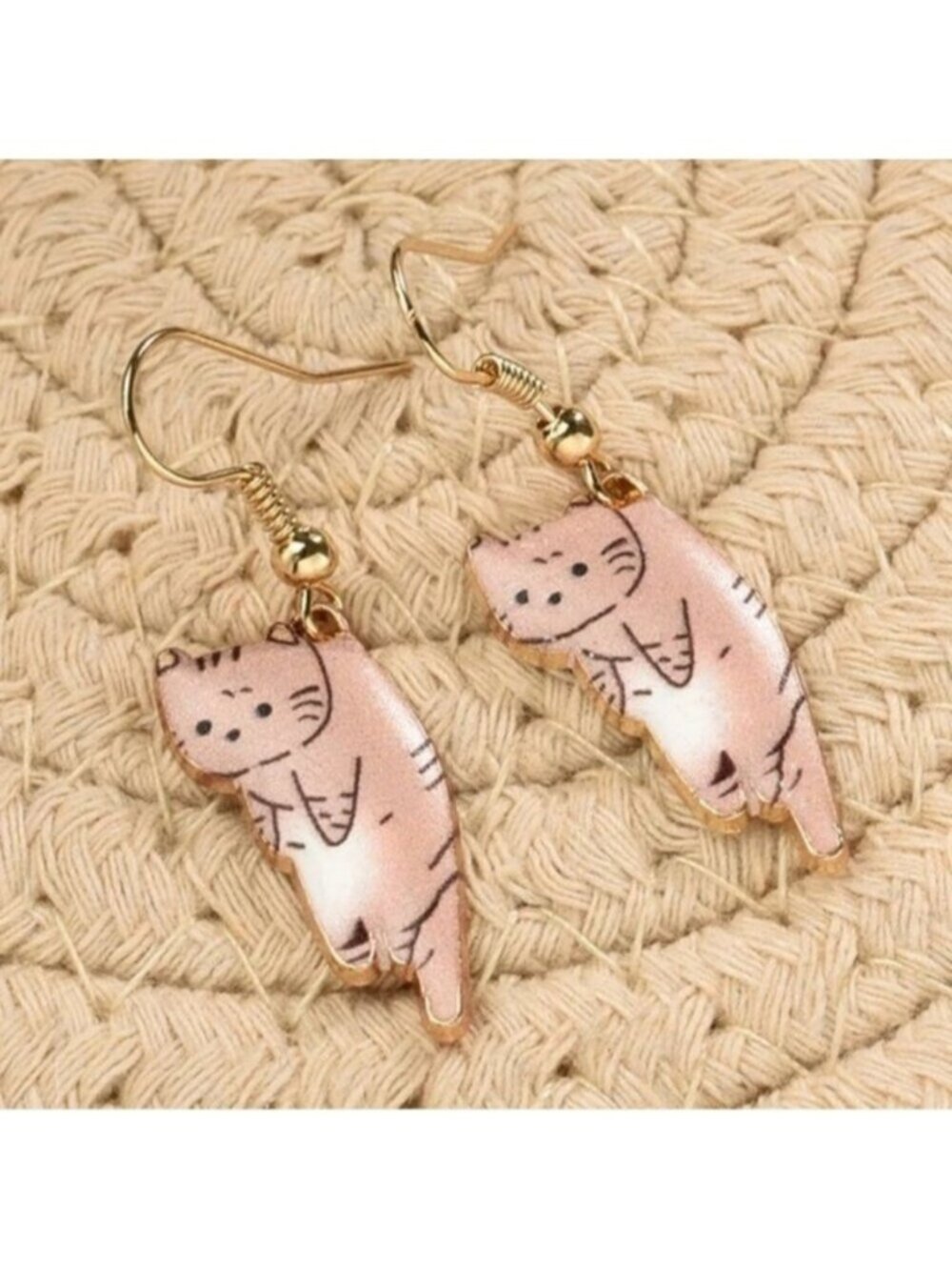 NWT - Cute cat dangling earring set - 1.93 x .51 inches - Tan Tabby